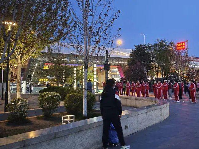 城市健身運動:夜色下的文體魅力(圖2)