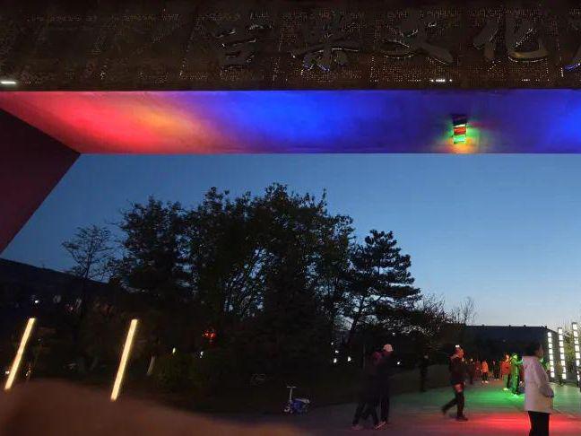 城市健身運動:夜色下的文體魅力(圖1)