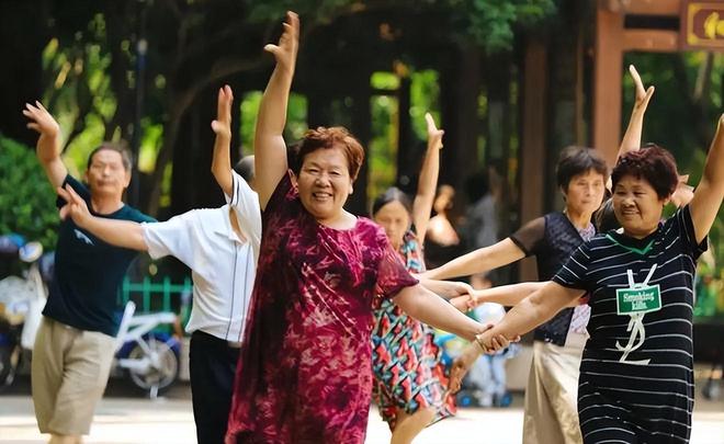 62歲大媽每天堅(jiān)持跳廣場(chǎng)舞沒(méi)用多長(zhǎng)時(shí)間身體有這幾大變化(圖2)