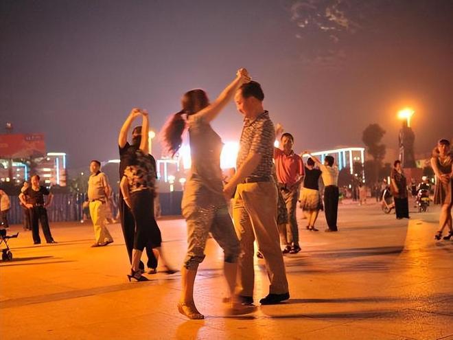 62歲大媽每天堅(jiān)持跳廣場(chǎng)舞沒(méi)用多長(zhǎng)時(shí)間身體有這幾大變化(圖5)