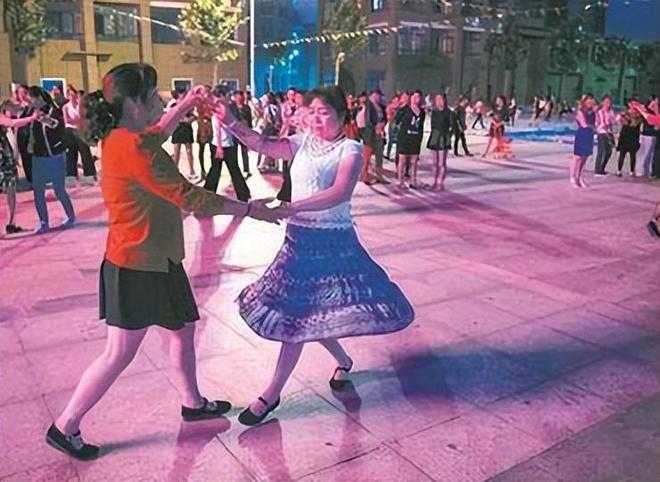 62歲大媽每天堅(jiān)持跳廣場(chǎng)舞沒(méi)用多長(zhǎng)時(shí)間身體有這幾大變化(圖4)