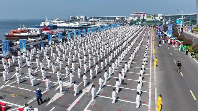 千人齊聚打太極！全國老年人太極拳健身大聯(lián)動青島舉辦(圖1)