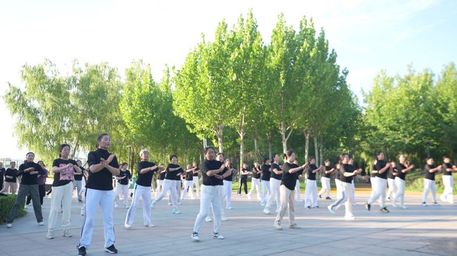 鞏留縣退休干部共跳健身操 歡慶全民健身日(圖1)