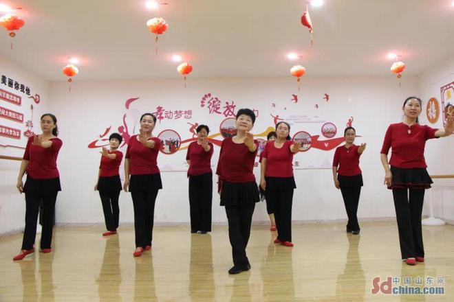 山東健康老人生活案例|71歲張鳳芹的“廣場(chǎng)舞事業(yè)”:讓嘉祥老人跳出健康與活力(圖2)