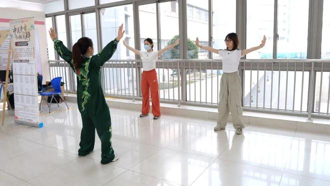 八段錦現(xiàn)場教學、AI把脈……這場中醫(yī)集市你逛了嗎?(圖3)