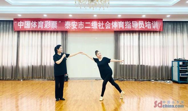 山東健康老人生活案例|泰安郭愛英:65歲“舞”出不老人生帶領萬名“跳”向健康(圖3)