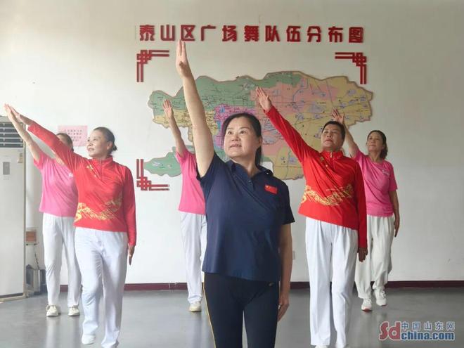 山東健康老人生活案例|泰安郭愛英:65歲“舞”出不老人生帶領萬名“跳”向健康(圖1)