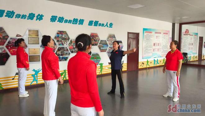 山東健康老人生活案例|泰安郭愛英:65歲“舞”出不老人生帶領萬名“跳”向健康(圖2)