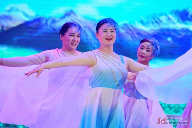 山東健康老人生活案例|泰安郭愛英:65歲“舞”出不老人生帶領萬名“跳”向健康(圖4)