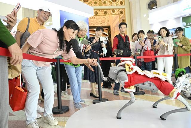 銀發族體驗“潮玩法”！上海首屆上海老年學習課程展人氣爆棚(圖2)