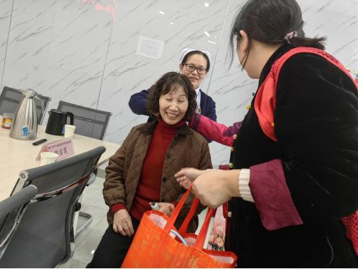 重陽敬老情意濃健康“集市”暖人心(圖5)