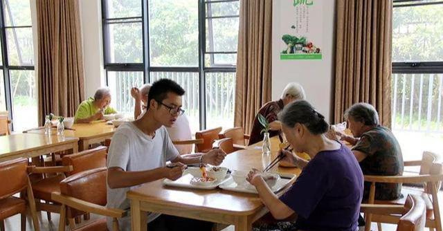 一種新型養老正流行：不去養老院不請保姆靠出租房子就夠了(圖4)