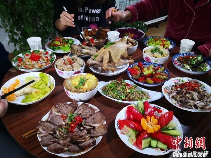 當健康建議遭遇傳統年味年夜飯的餐桌爭議背后折射出怎樣的消費觀念變遷?(圖1)